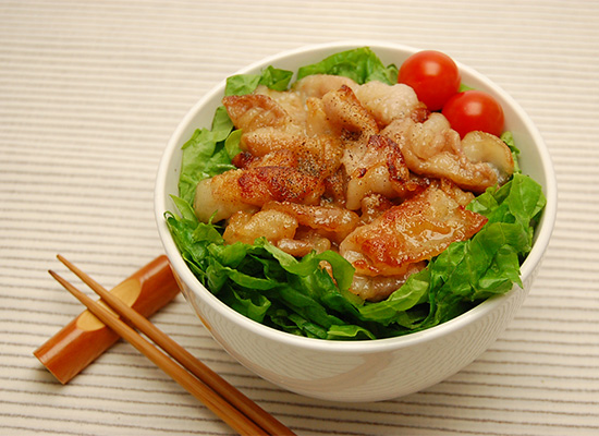 サンチュたっぷり！塩だれ豚丼