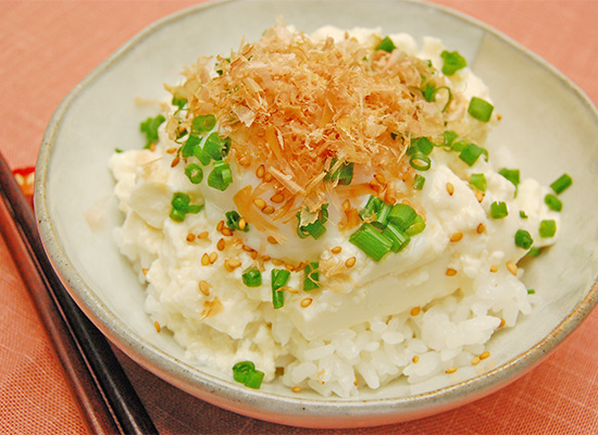 簡単一食♪温玉のせ豆腐丼